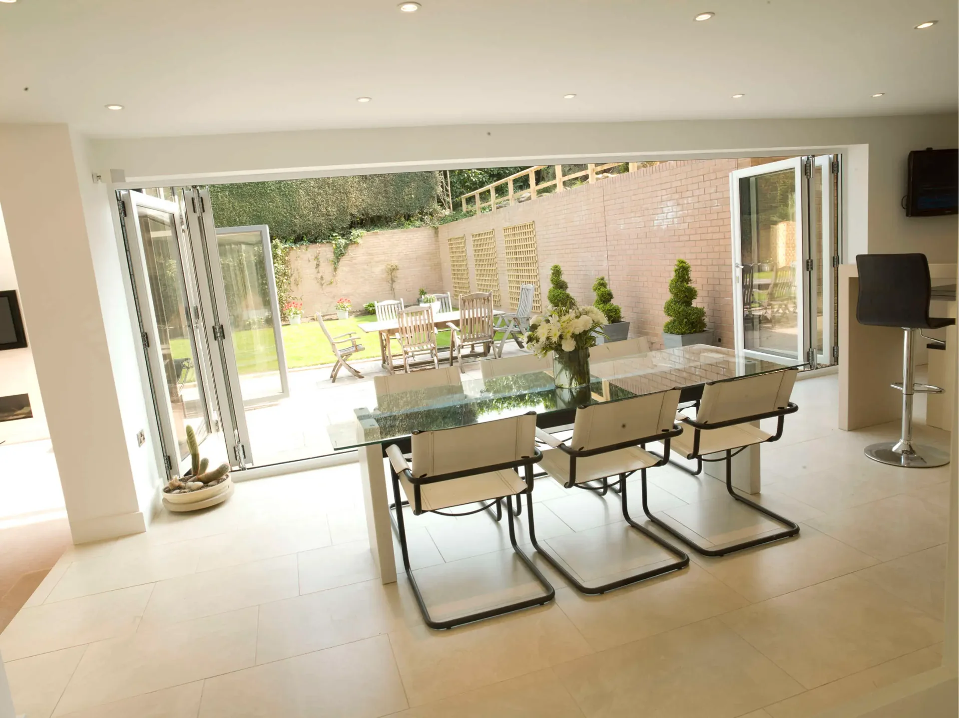Light-filled open-plan home opening onto a garden